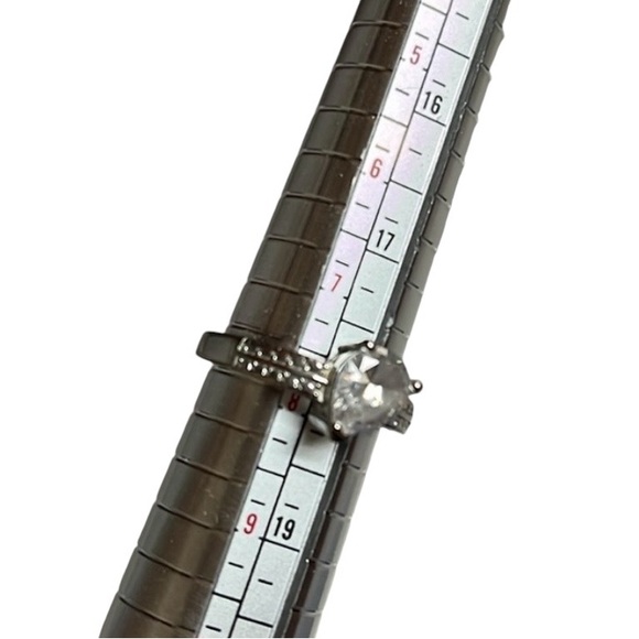 Clear Gemstone Fashion NWOT Ring Size 8 - Picture 5 of 5